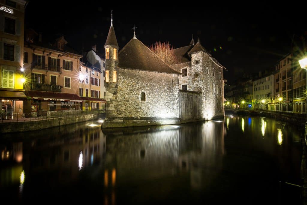 Palais de l'Isle illuminé de nuit dans la vieille ville d'Annecy, photo du stage photo de nuit
