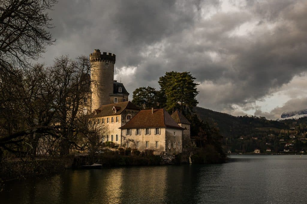 Château au bord du lac d'Annecy sous un ciel d'orage, photo réalisée en stage photo