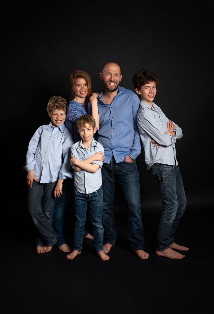Famille en jeans et chemises bleues, portrait de famille en studio à Annecy