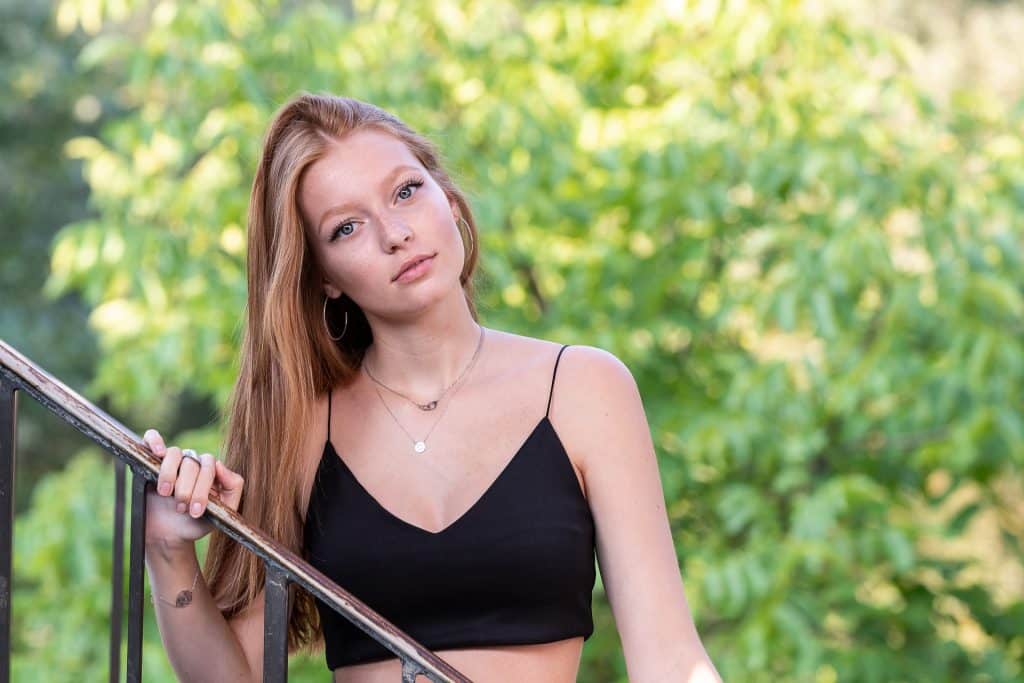 Portrait en extérieur d'une jeune femme dans la verdure, réalisé lors d'un stage portrait à Annecy