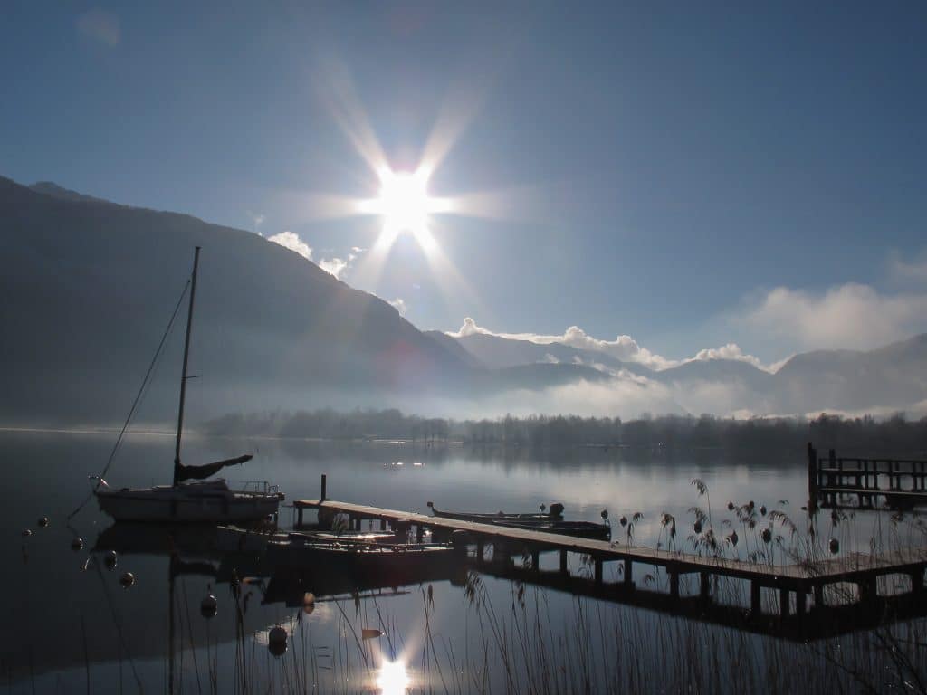 Ponton et voilier sur le lac d'Annecy dans la brume, photo réalisée en stage photo