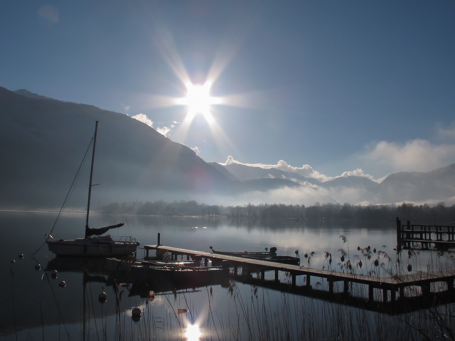 Ponton et voilier sur le lac d'Annecy dans la brume, photo réalisée en stage photo