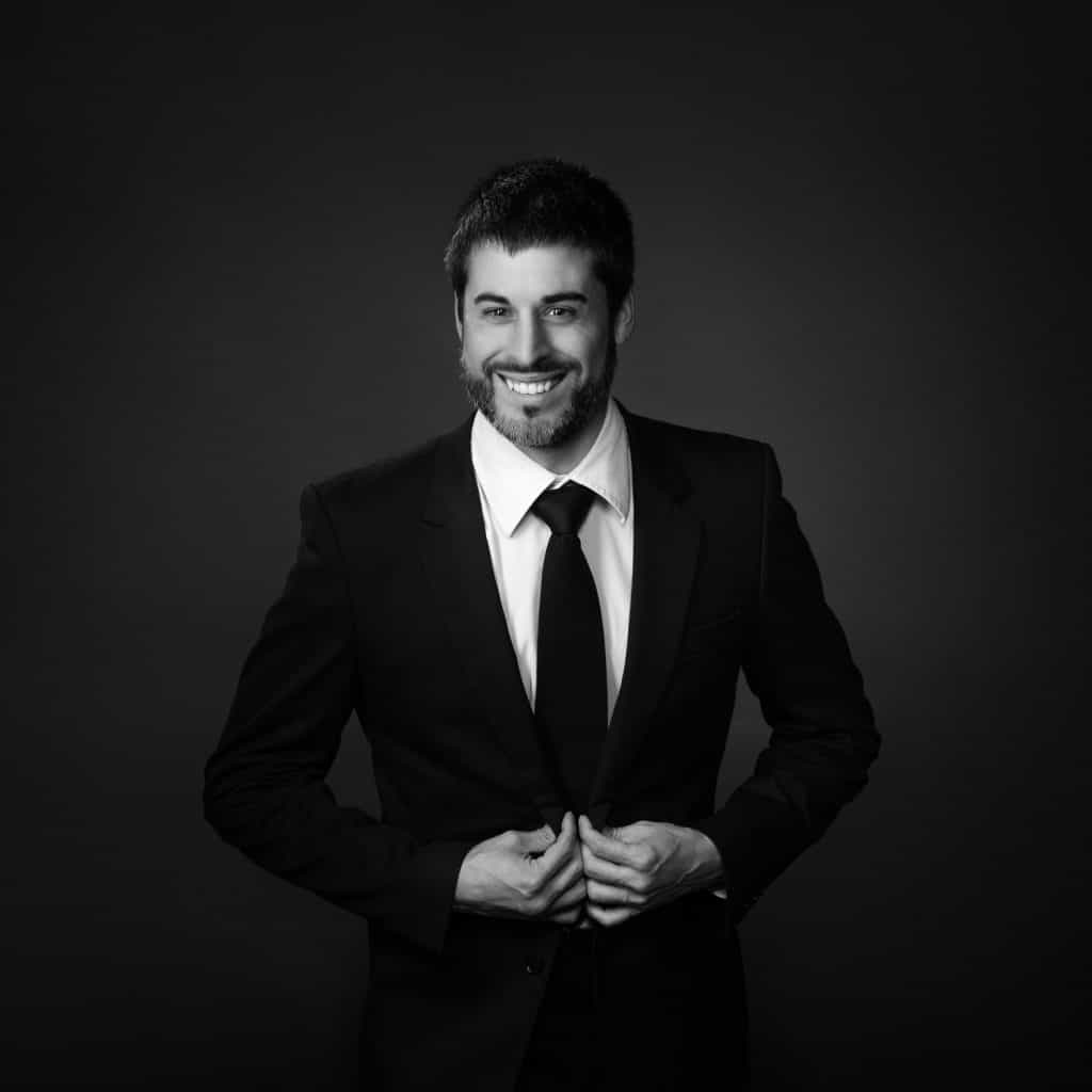 Homme souriant en costume et cravate, portrait corporate au studio d'Annecy