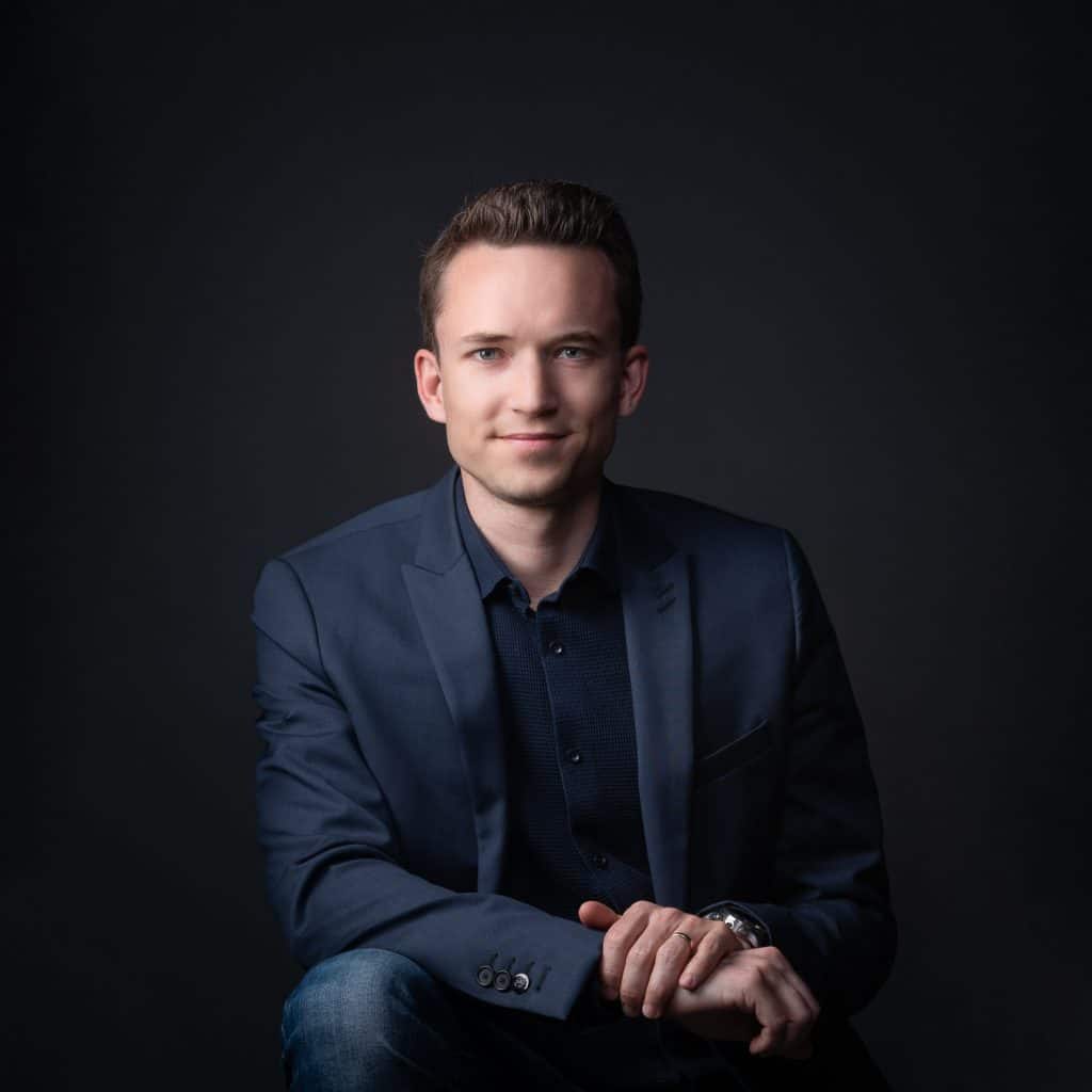 Homme en blazer bleu assis, photo professionnelle d'entreprise en studio à Annecy