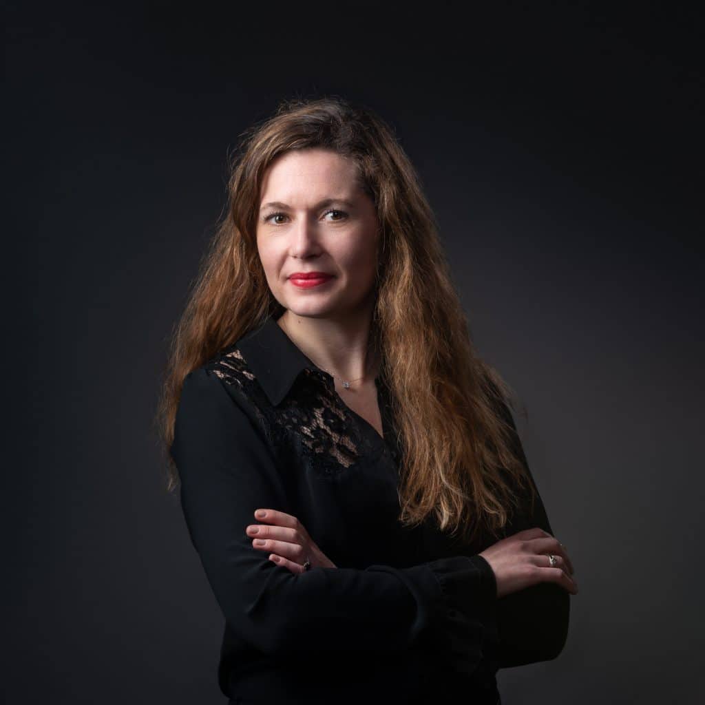 Femme aux cheveux longs, bras croisés, photo professionnelle pour entreprise à Annecy