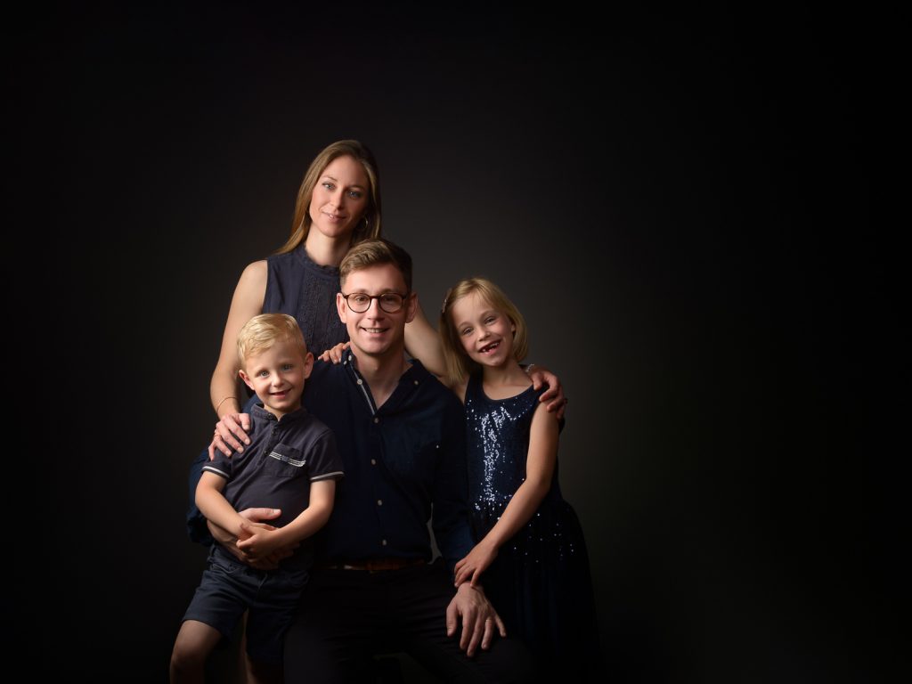 Offrez-vous une séance photo famille à Annecy avec L’Instant T Studio : portraits uniques, œuvres d’art sur mesure