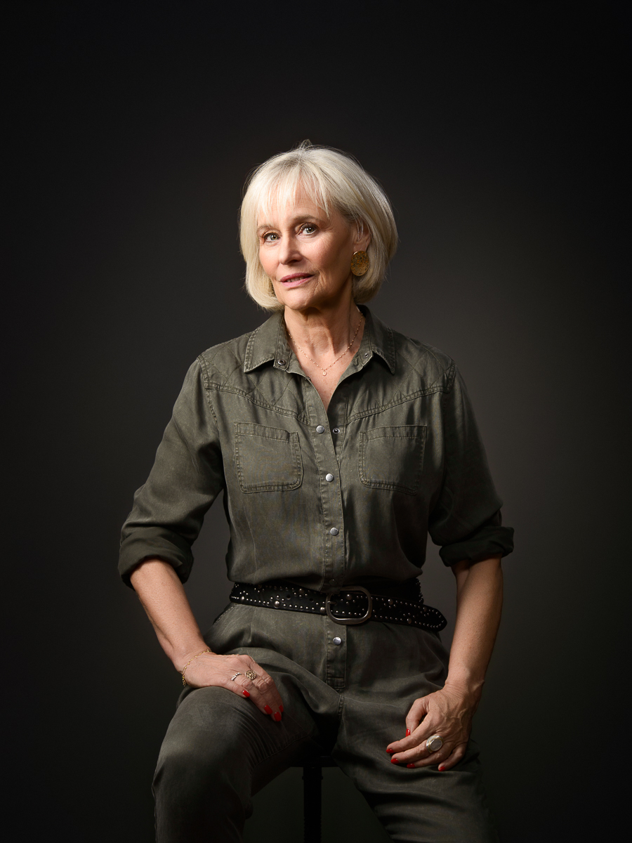 Photographie éditoriale de Melle M – Lumière sculptée en studio à Annecy