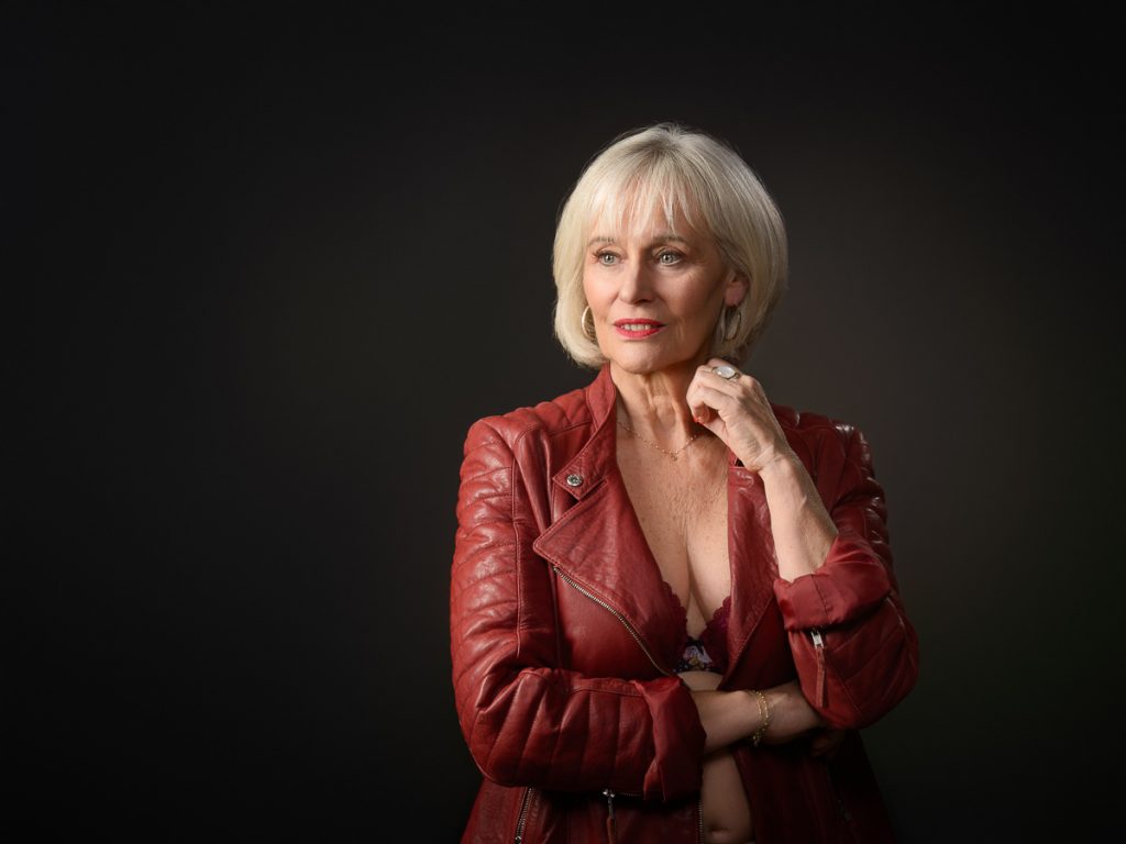 Portrait mode de Marie en lumière directionnelle -séance Book & Mode à Annecy.