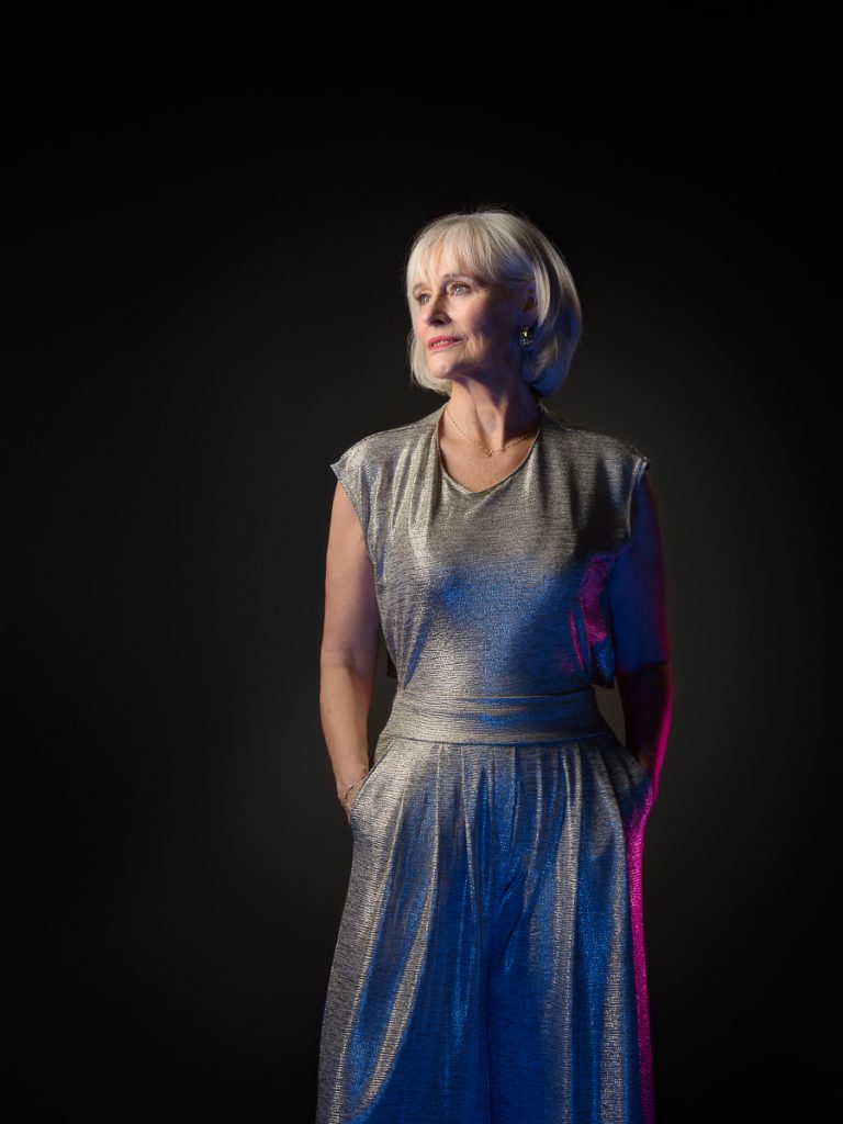 Portrait professionnel de modèle senior – Marie, lumière douce et posture maîtrisée.