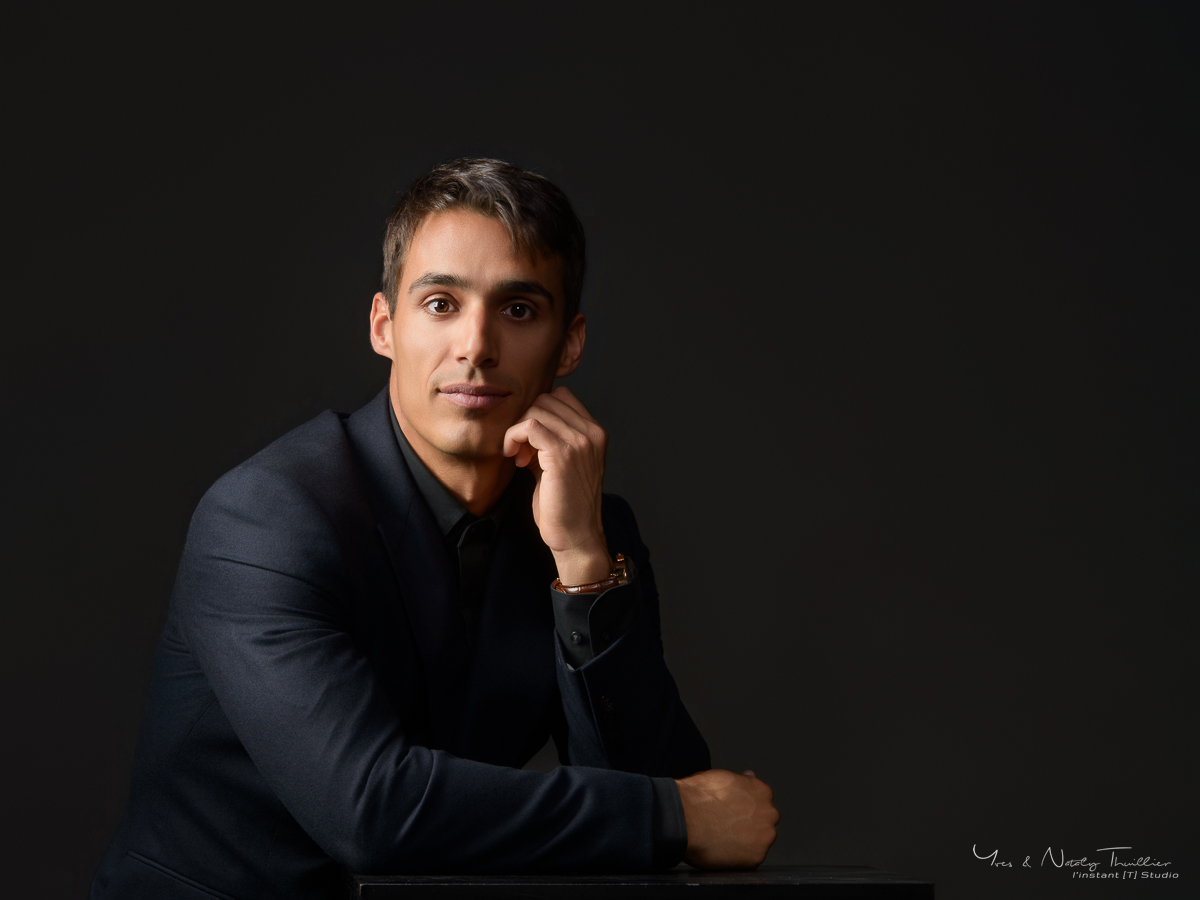 portrait-homme-costume-annecy-book-professionnel.jpg
