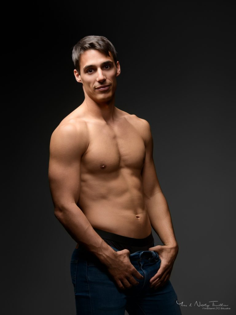 Séance photo homme en studio à Annecy, portrait de Benjamin entre élégance et naturel