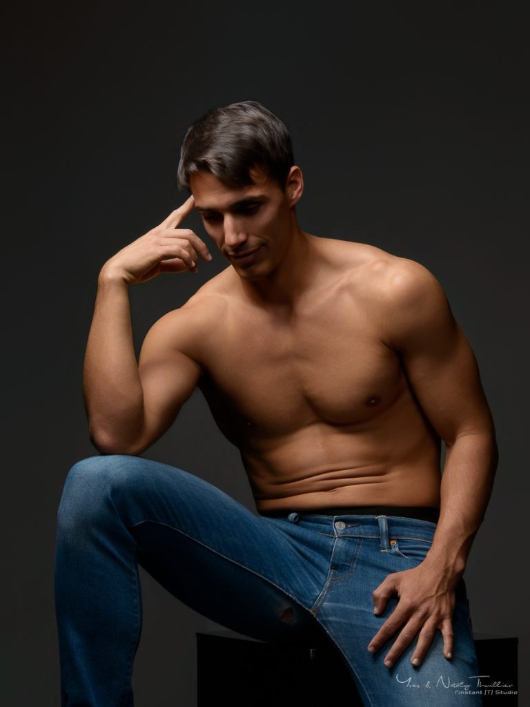 Portrait d’homme en studio à Annecy mettant en valeur le naturel, la persévérance et la présence