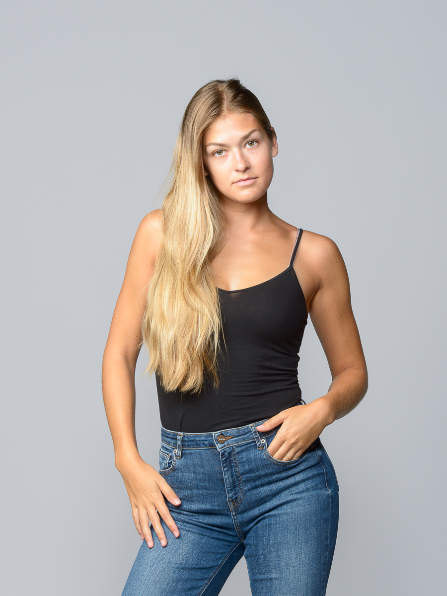 Pola mannequin en plan américain de face, cheveux détachés, studio Annecy