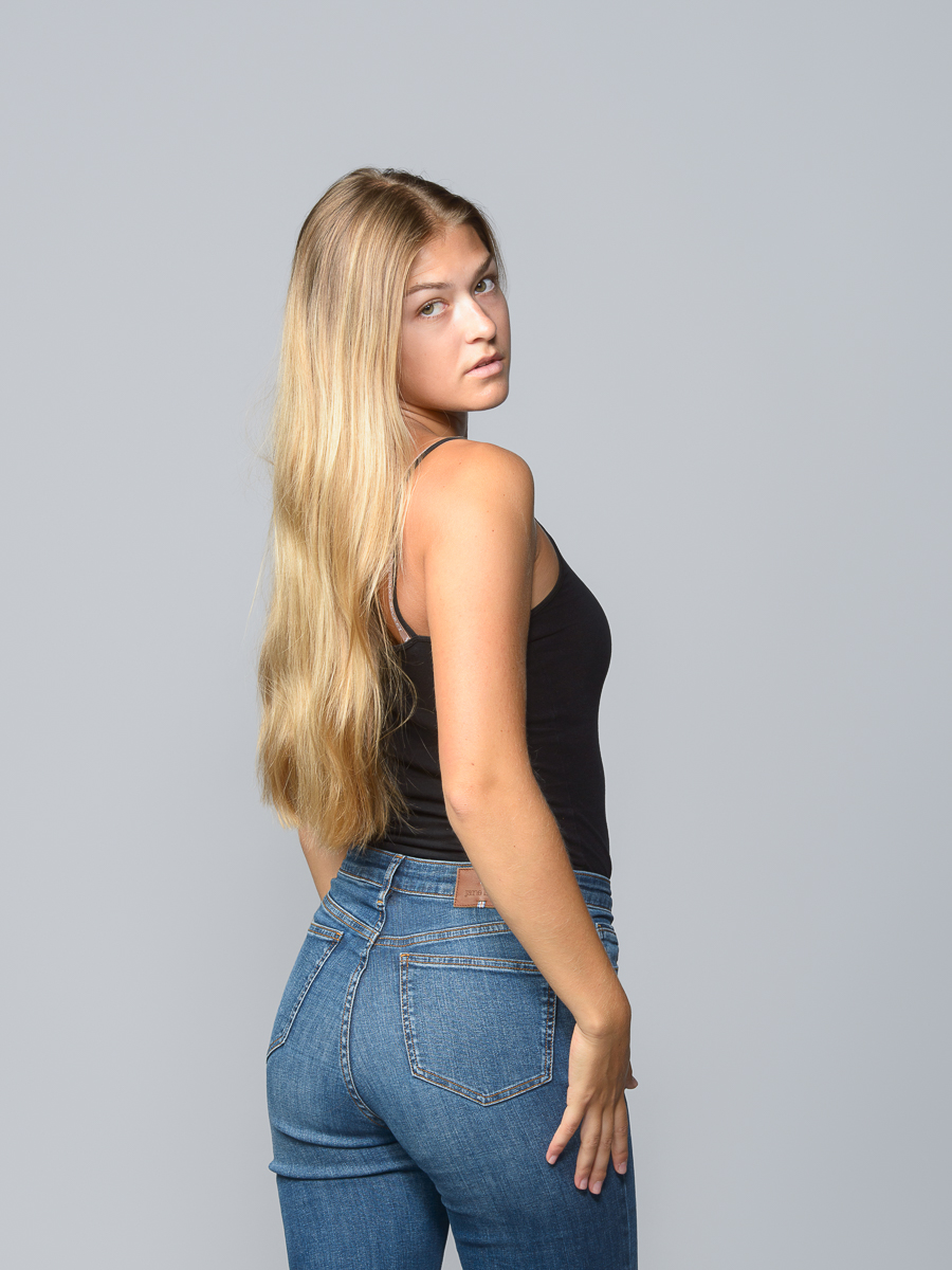 Pola mannequin plan américain de profil cheveux longs, studio photo Annecy
