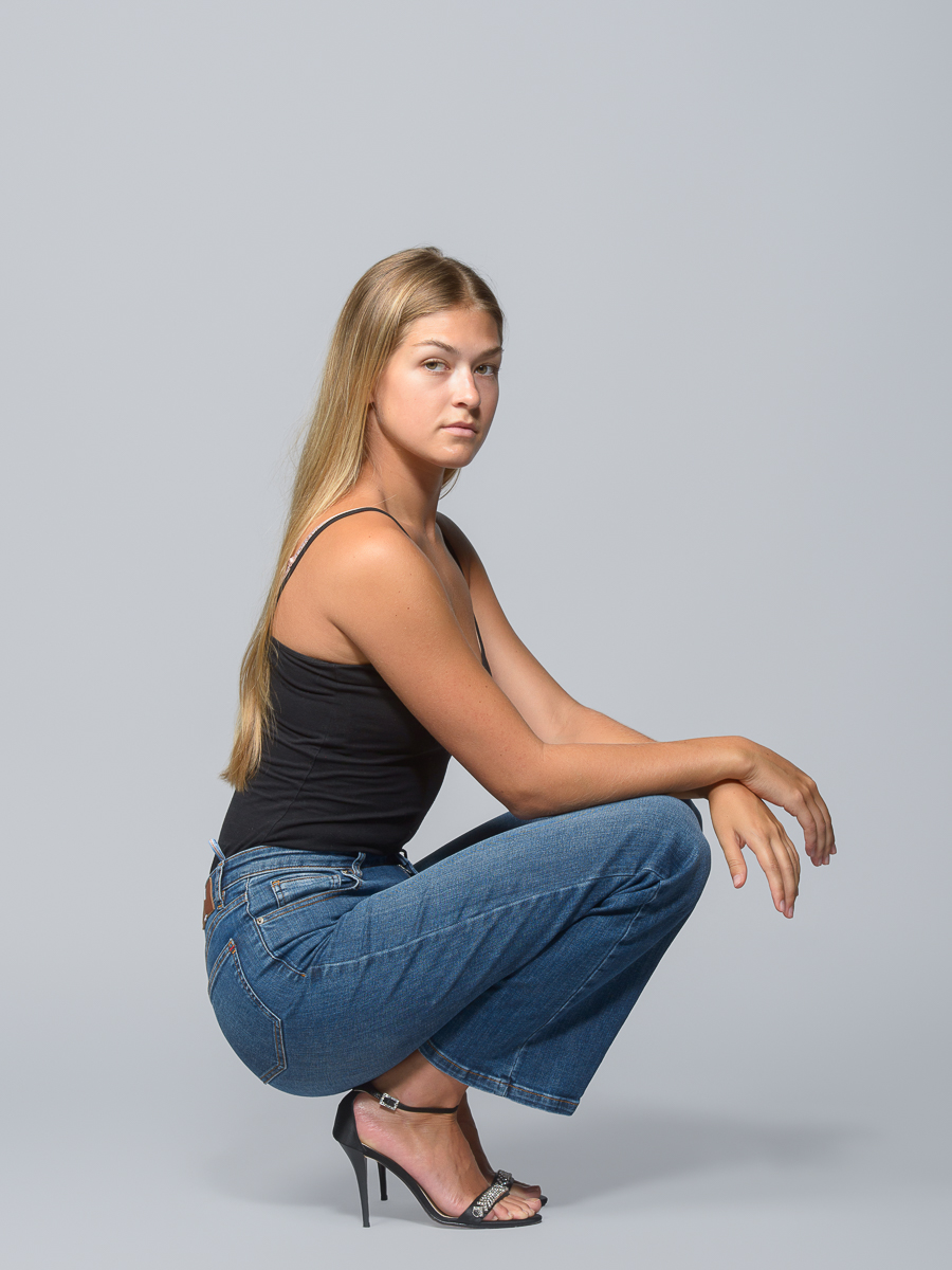 Pola mannequin en position accroupie de profil, studio photo Annecy