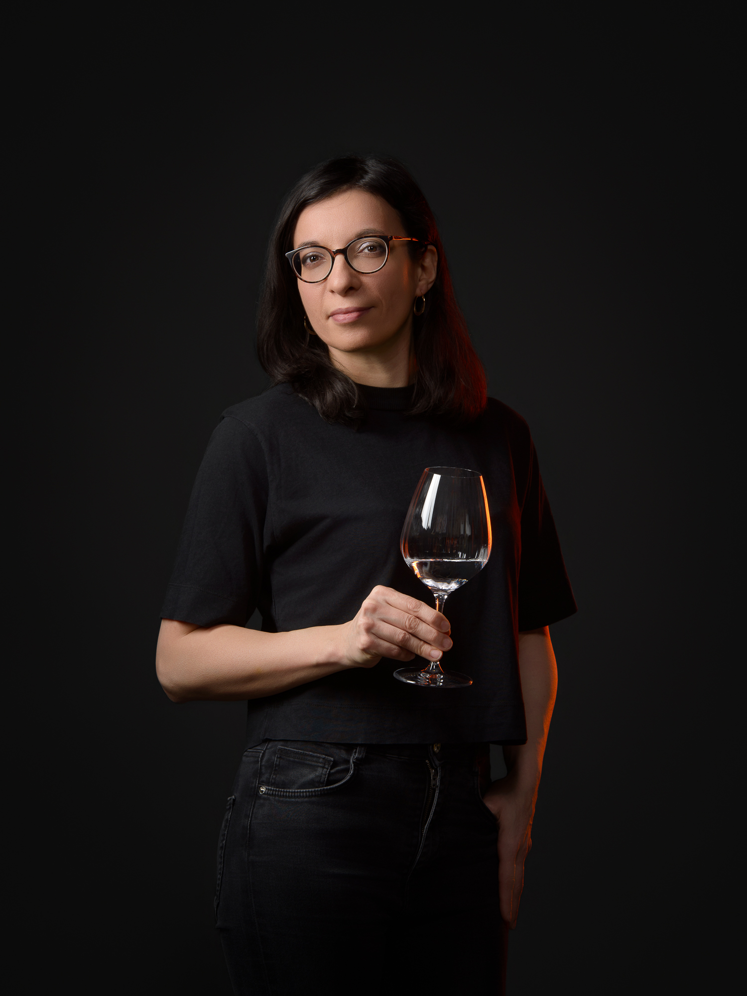 Portrait d’une caviste tenant un verre de vin