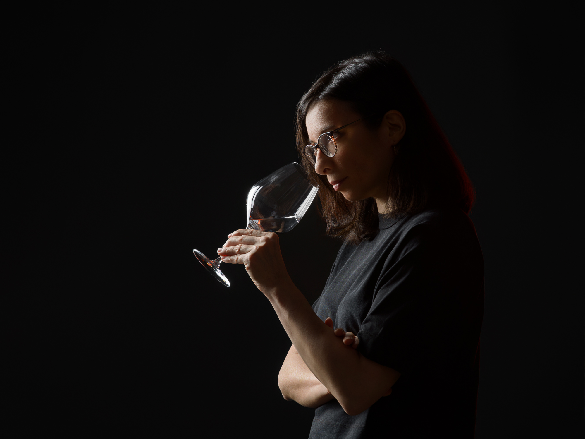 Caviste humant un verre de vin, lumière latérale