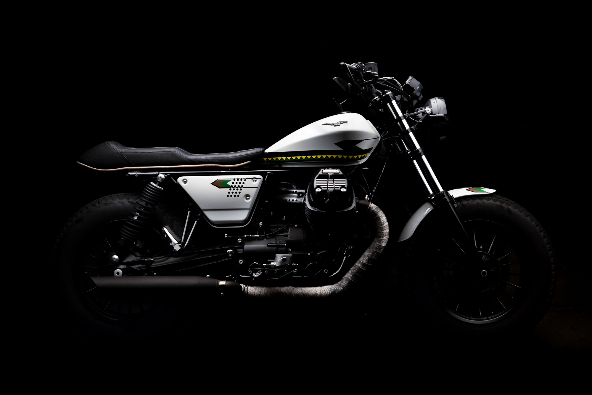 Moto café racer sur fond noir, lumière studio, photographe moto Annecy