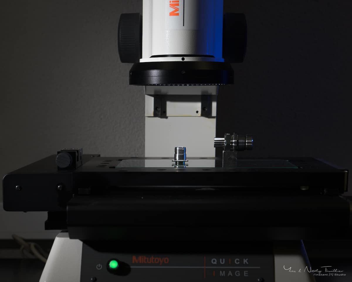 Machine de mesure de précision photographiée en lumière studio