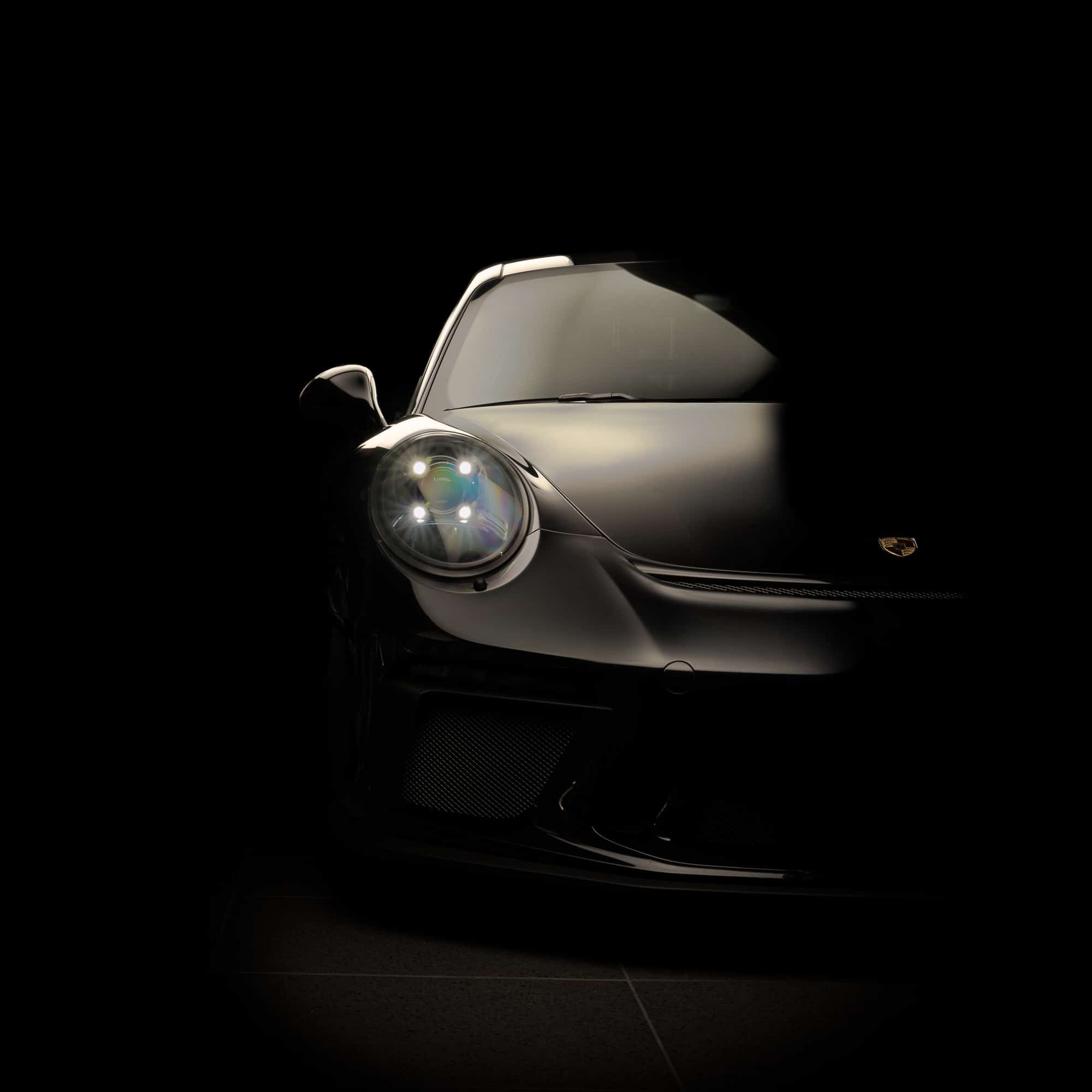 Détail d’optique de voiture de sport sur fond noir