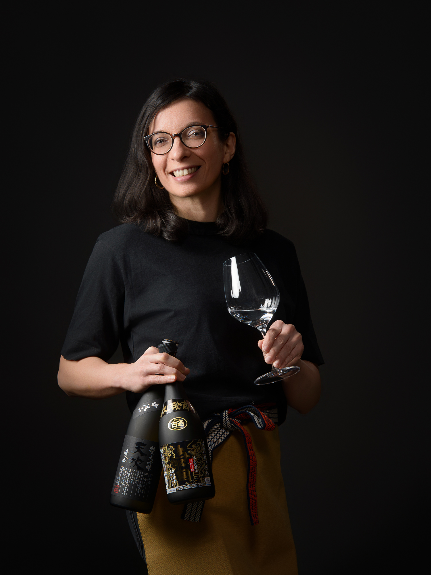Caviste tenant une bouteille et un verre de vin