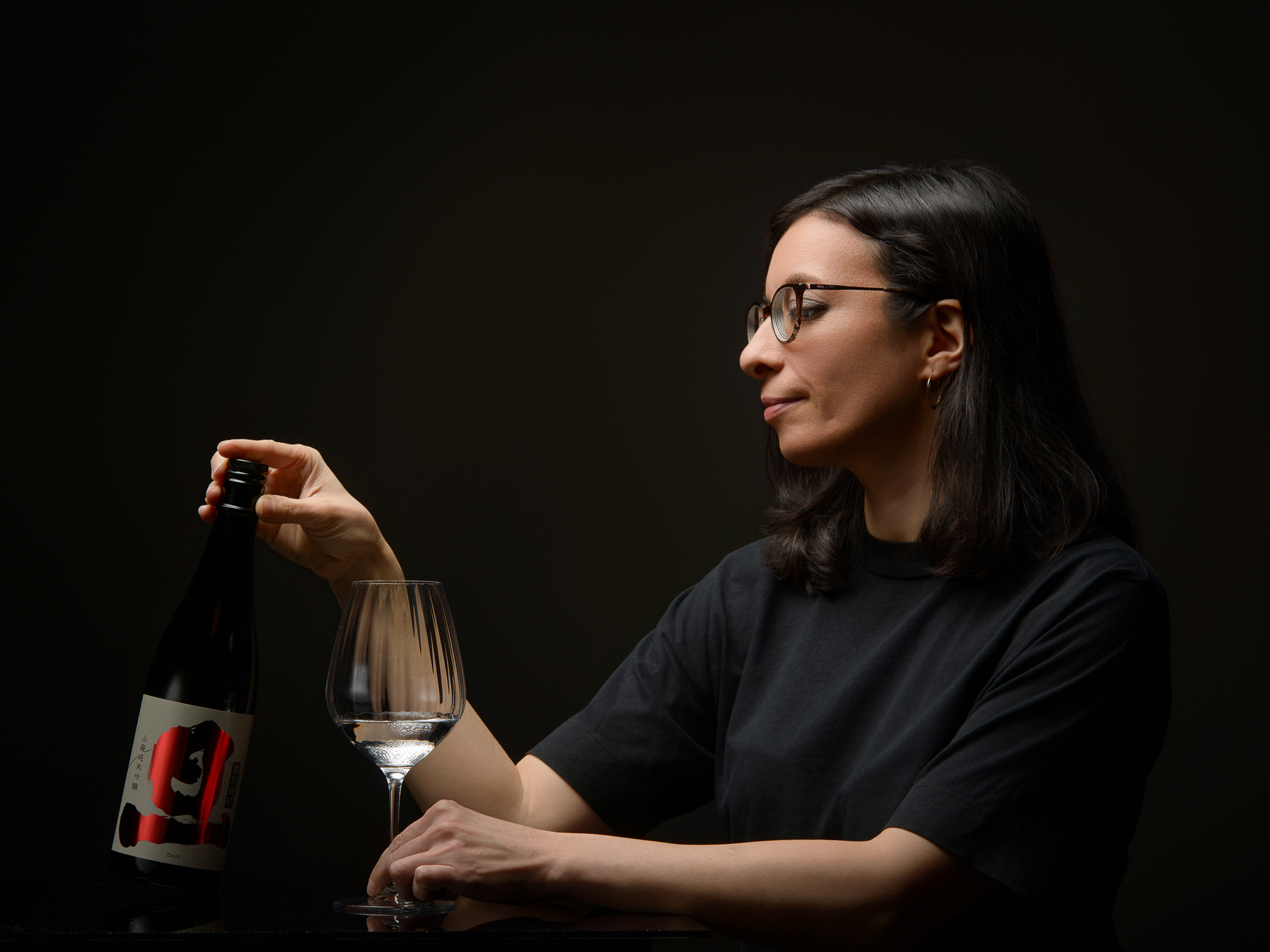 Caviste servant un verre de vin