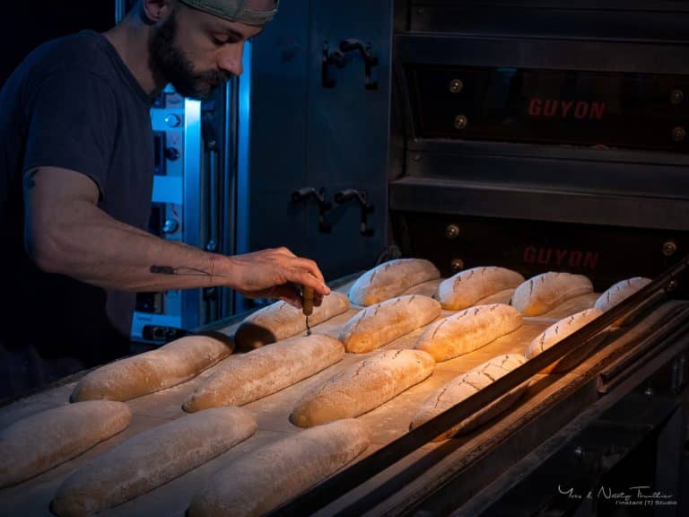 Boulanger devant le four, au moment d’enfourner