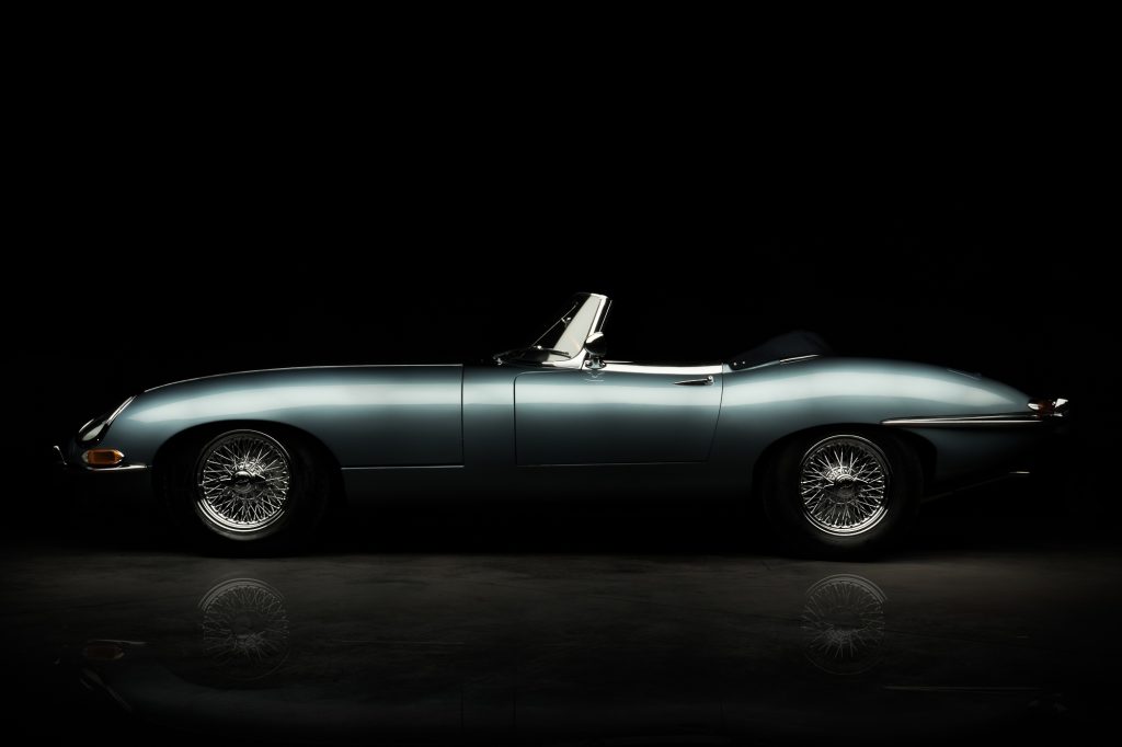Jaguar Type E sur fond noir, lumière studio sculptant la carrosserie, photographe automobile Annecy