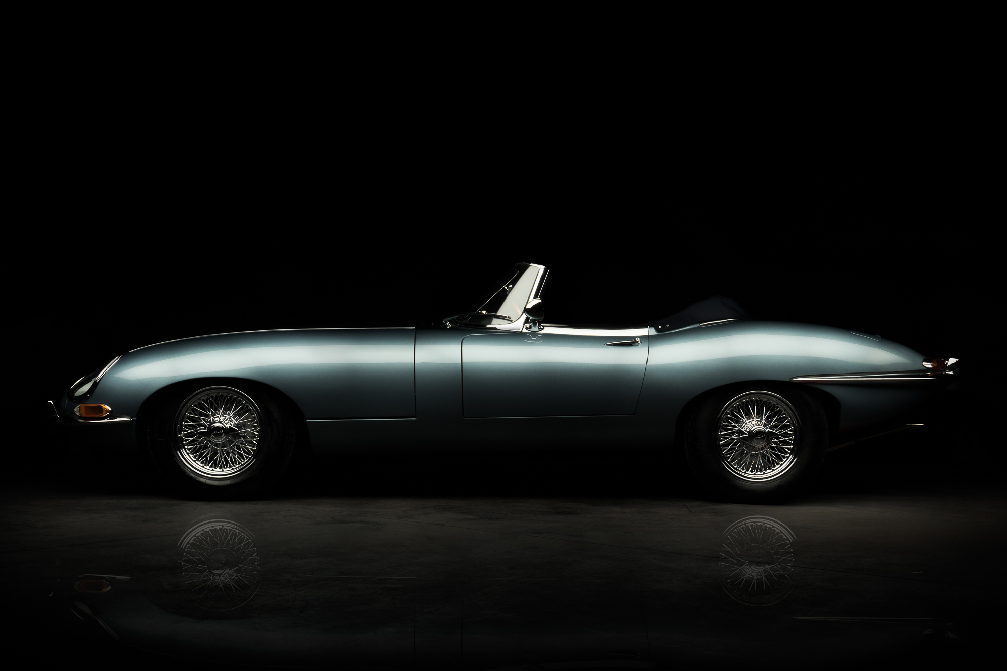 Jaguar Type E sur fond noir, lumière studio sculptant la carrosserie, photographe automobile Annecy