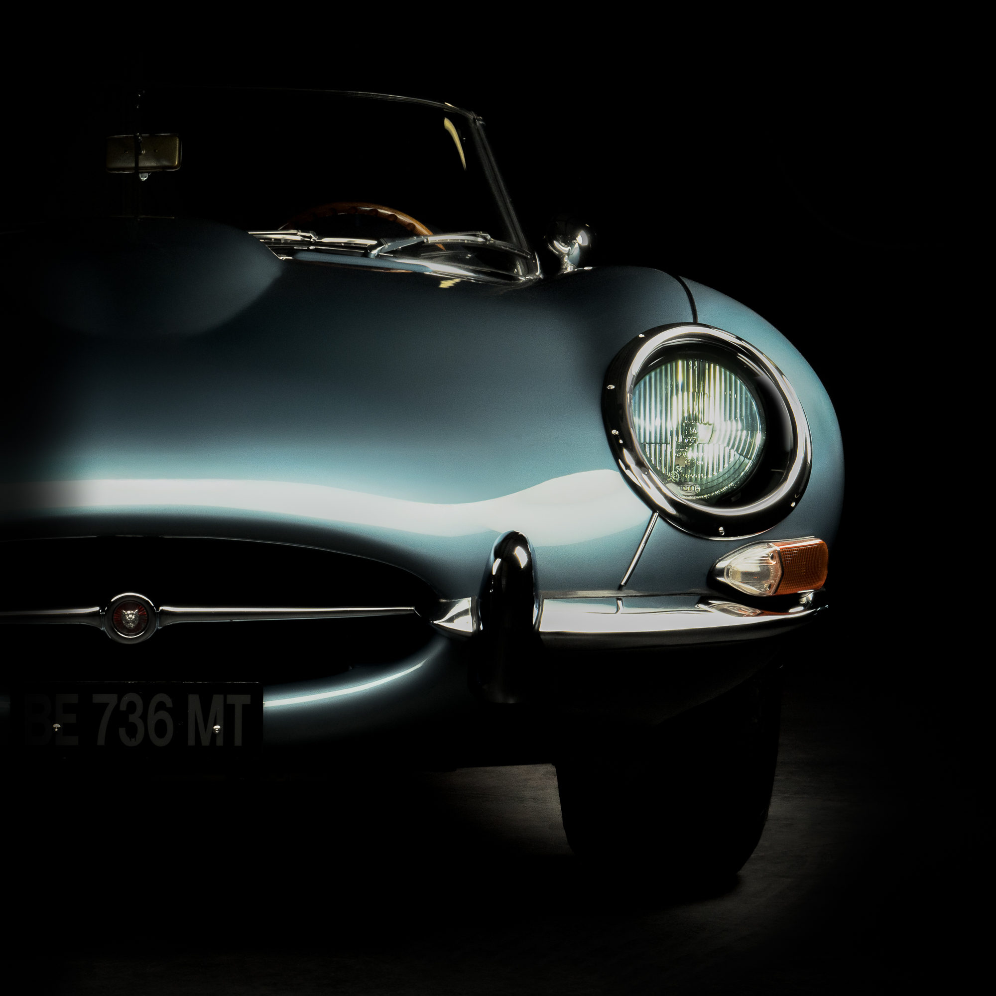 Détail du phare d’une Jaguar Type E en lumière rasante