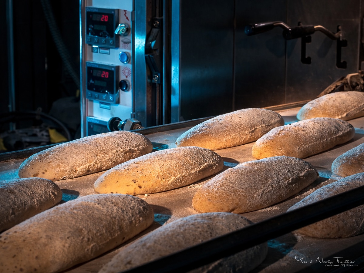 Baguettes sur une plaque à la sortie du four