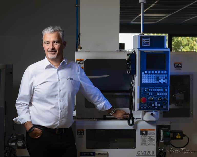 Collaborateur dans un laboratoire de métrologie, devant les machines de mesure