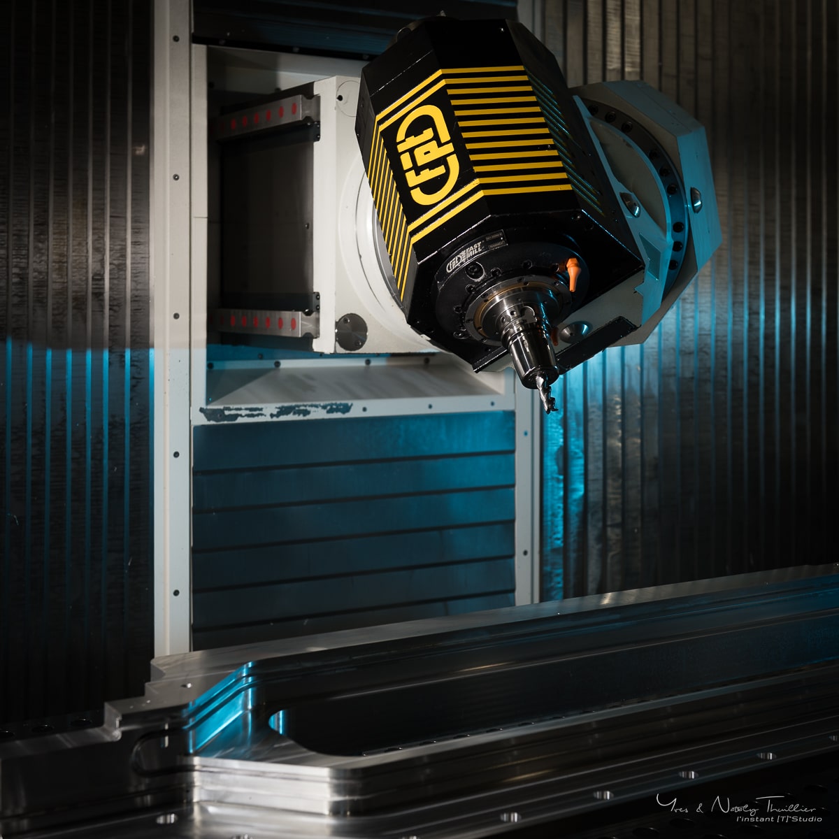 Tête tridimensionnelle en lumière bleue, photo de produit industriel