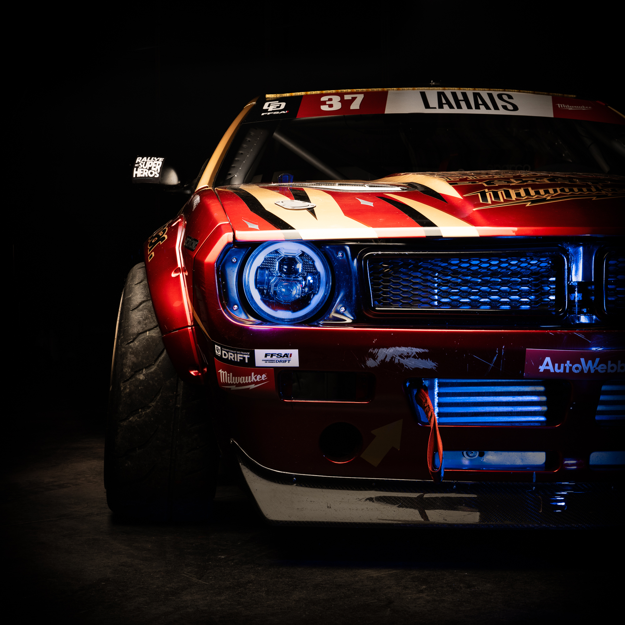 Face avant d’une voiture de course décorée, optiques bleues