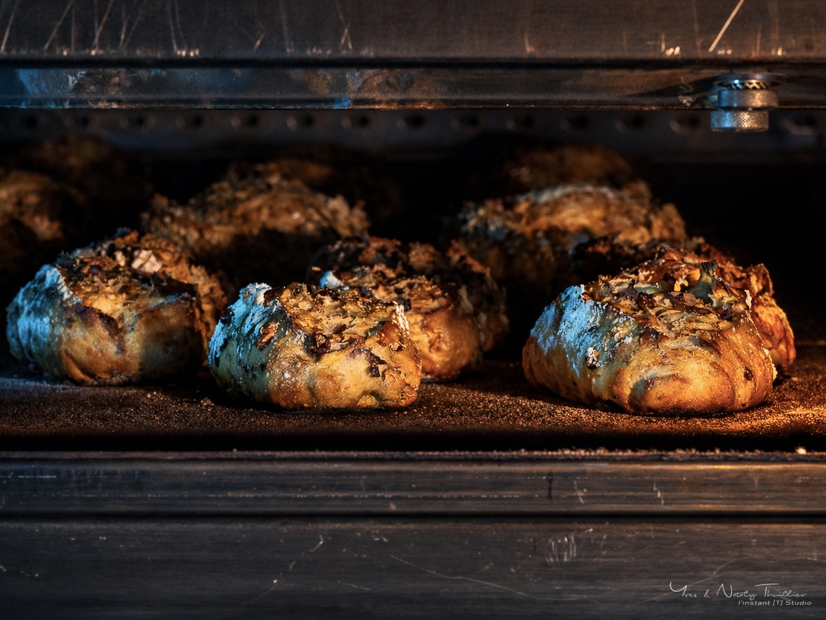 Pains garnis à la sortie du four, photo de produit en boulangerie