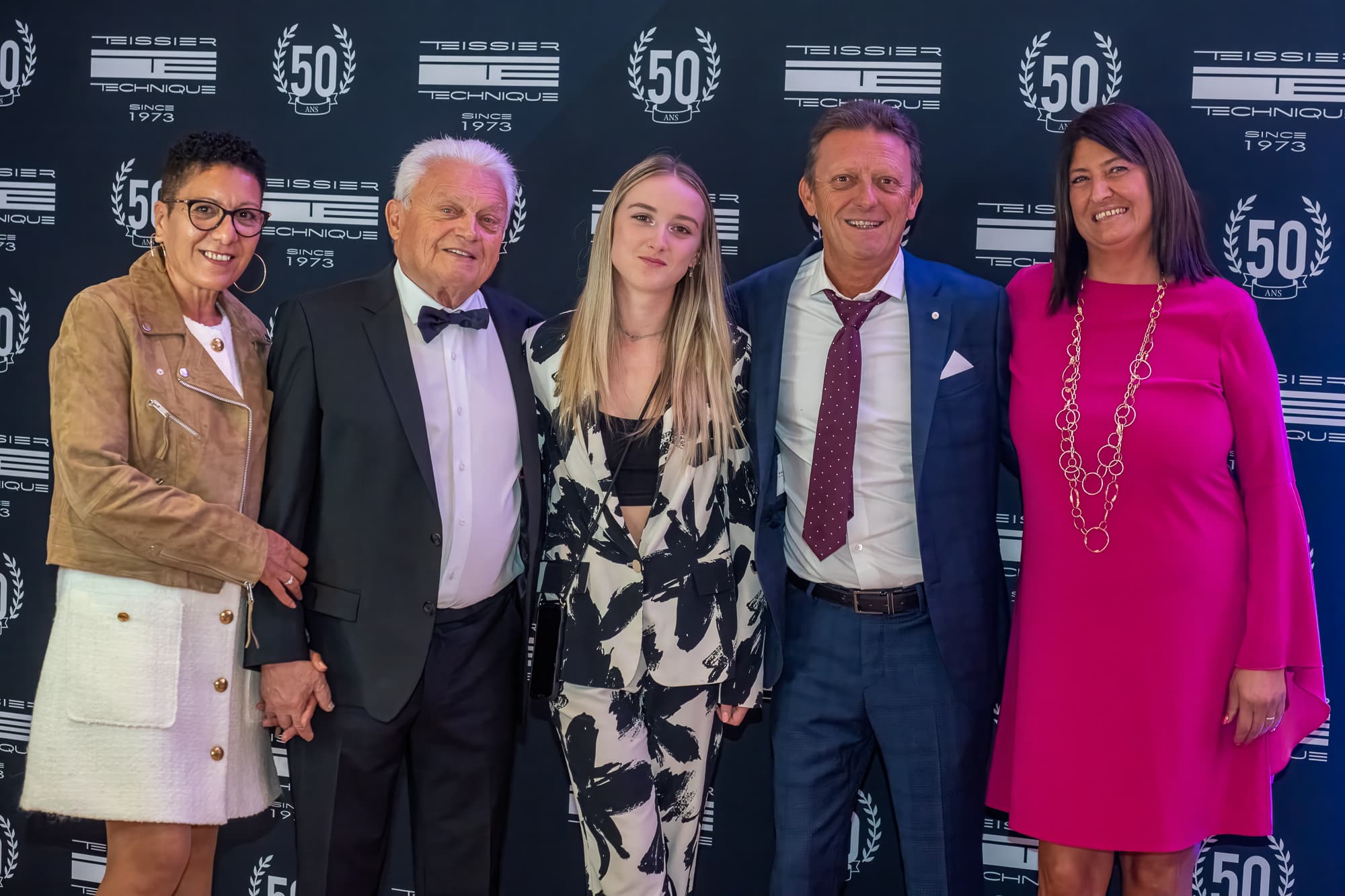 Groupe d’invités posant au photocall d’un anniversaire d’entreprise