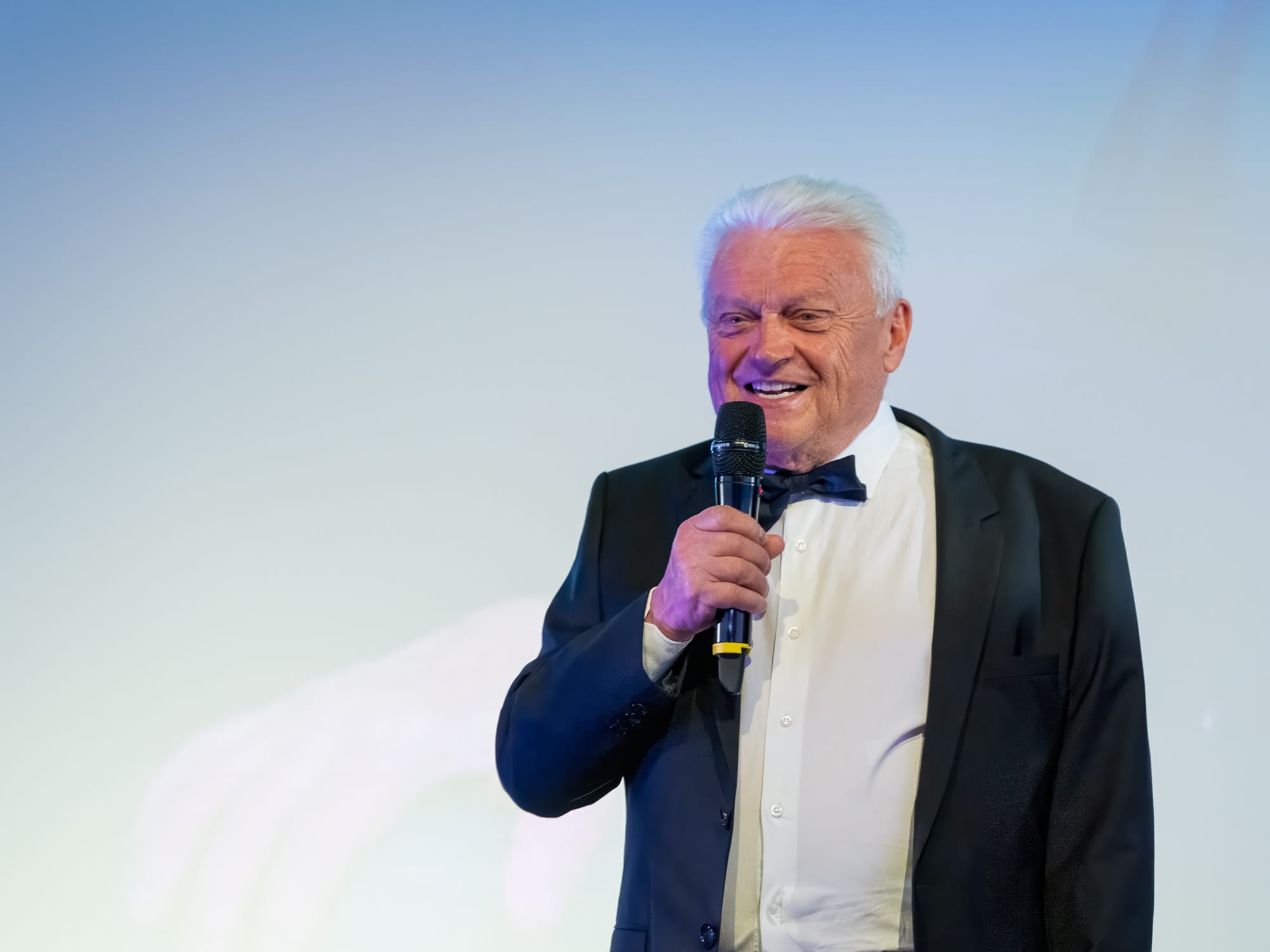 Dirigeant au micro lors d’un anniversaire d’entreprise