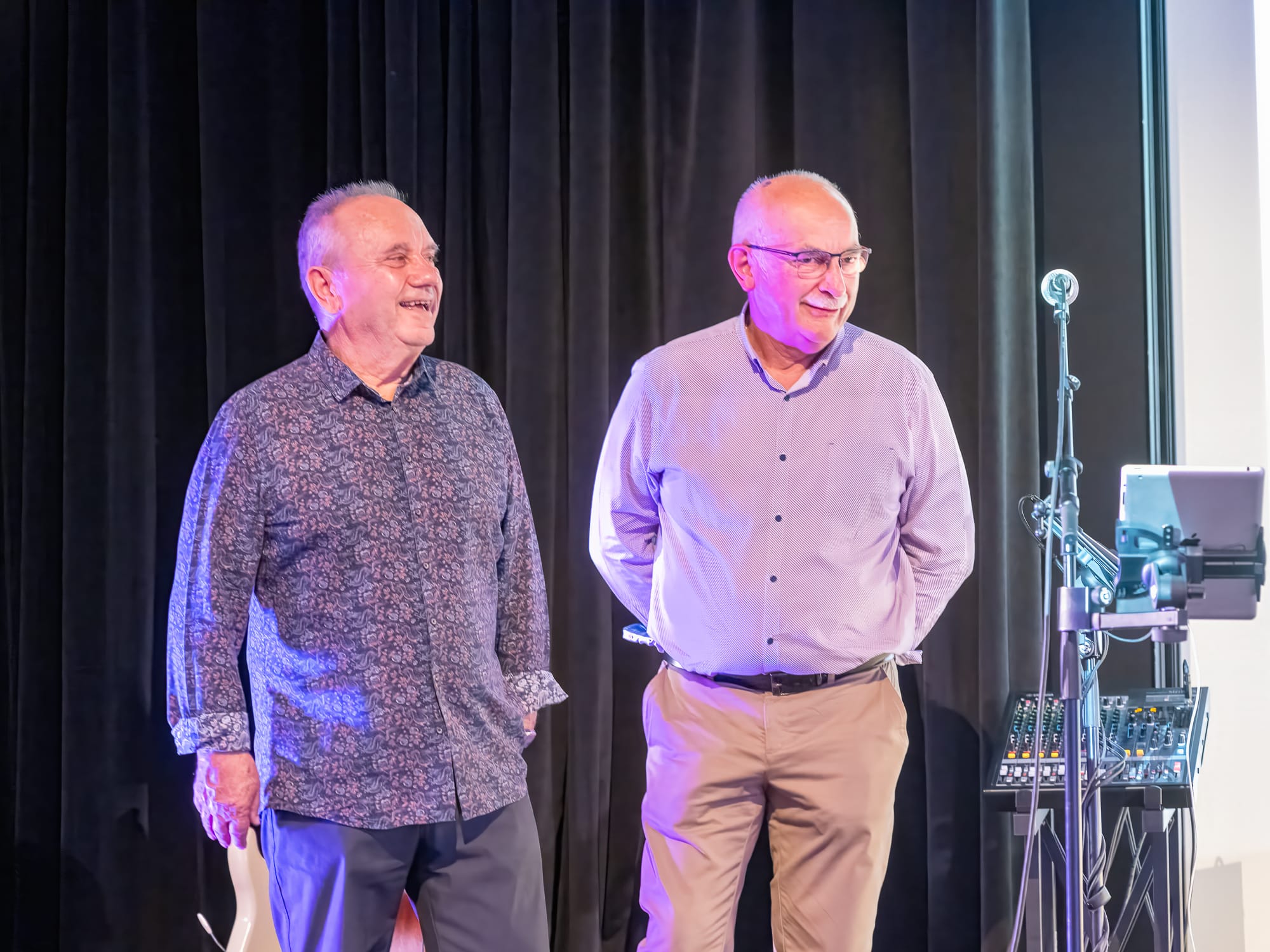 Deux collaborateurs sur scène lors d’une remise d’hommages