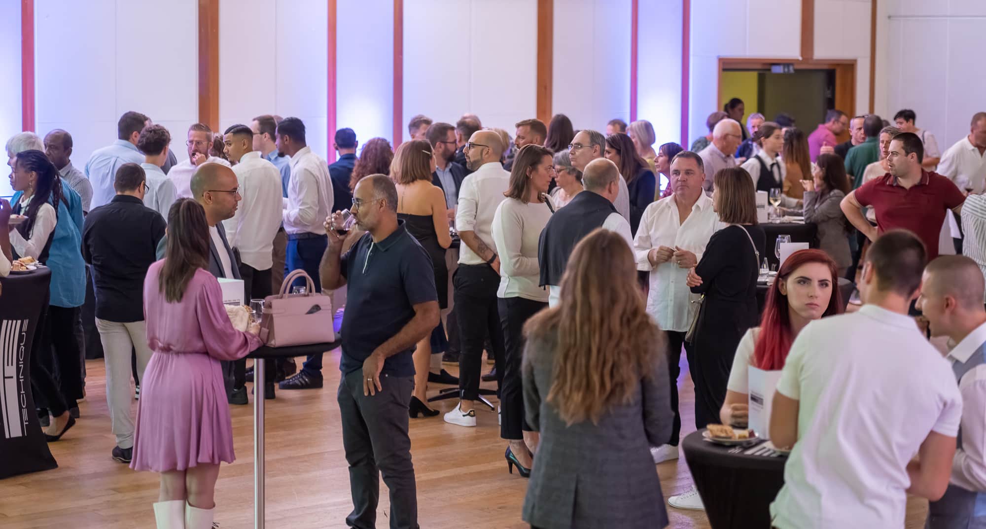 Invités échangeant dans la salle lors d’une soirée d’entreprise