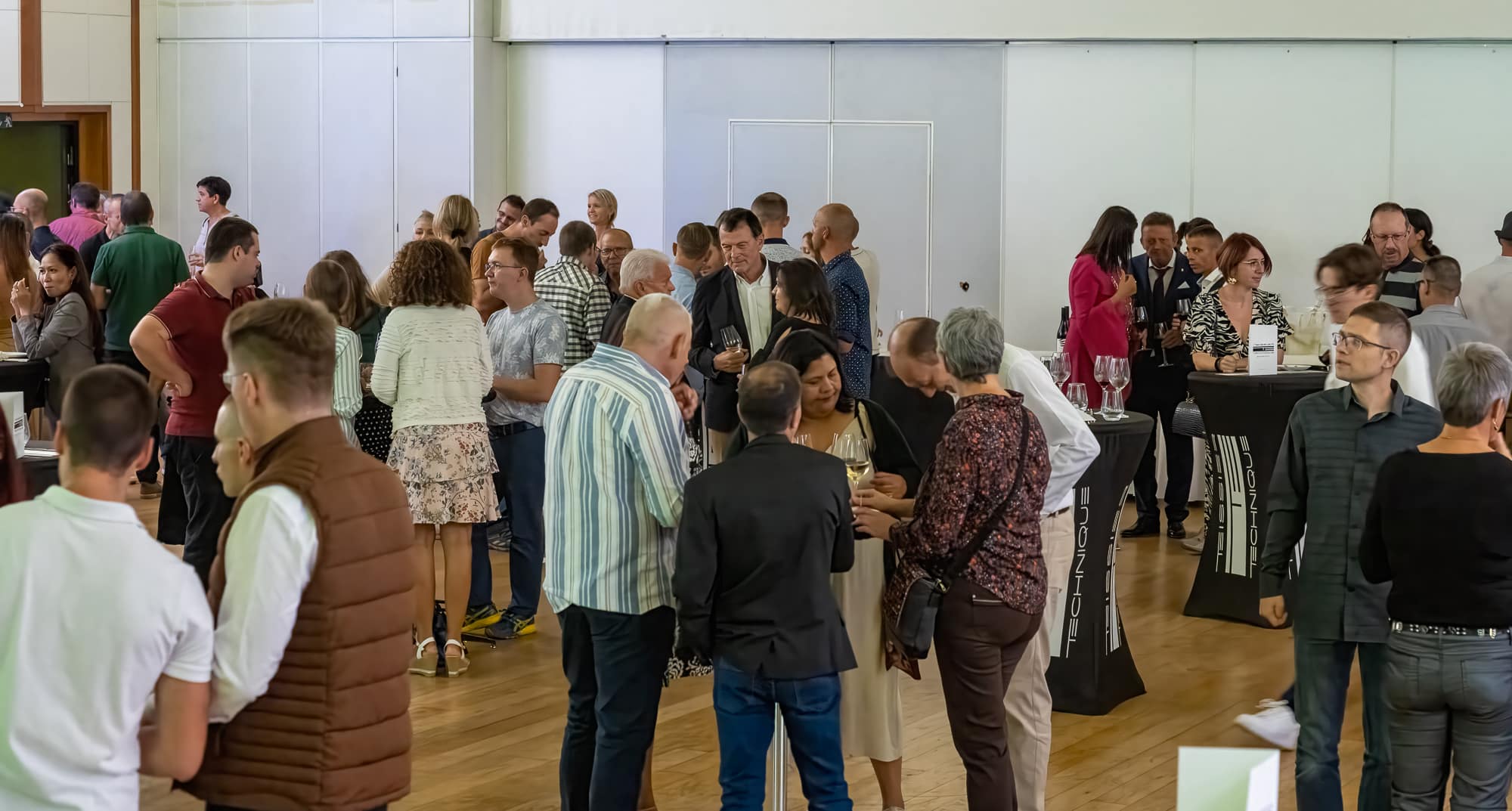 Ambiance de cocktail lors d’un anniversaire d’entreprise