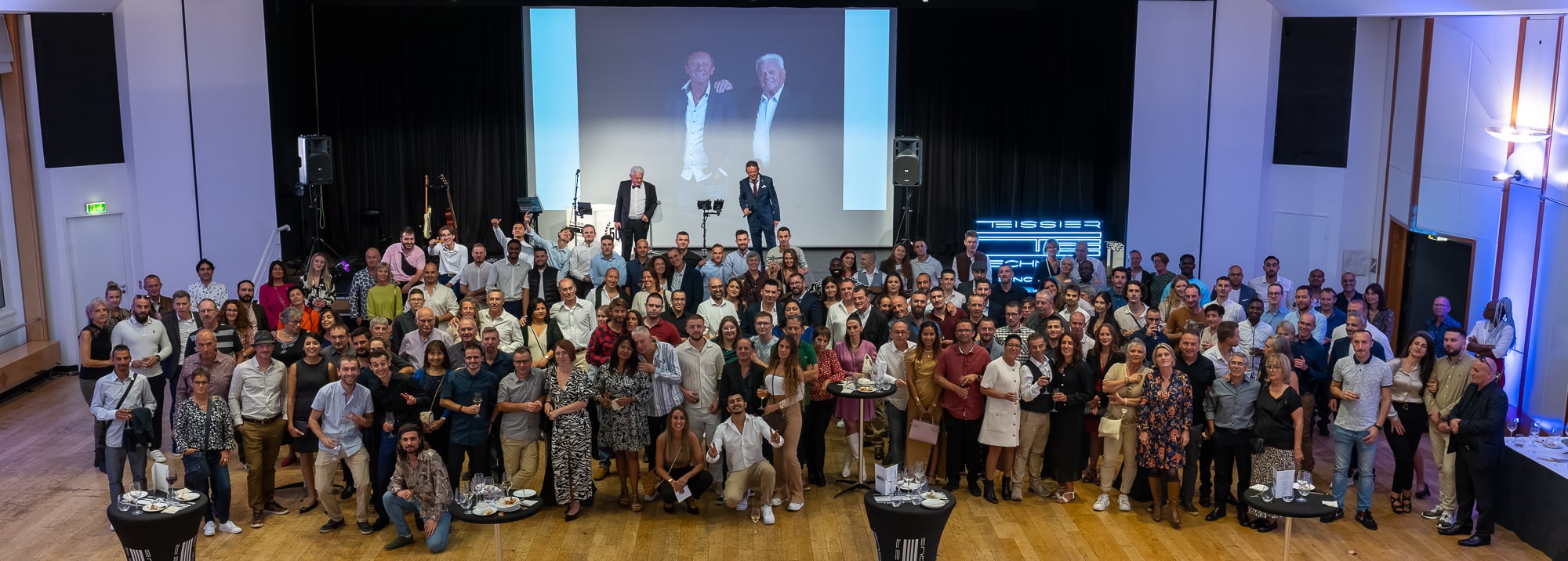 Photo de groupe de tous les participants d’un séminaire d’entreprise