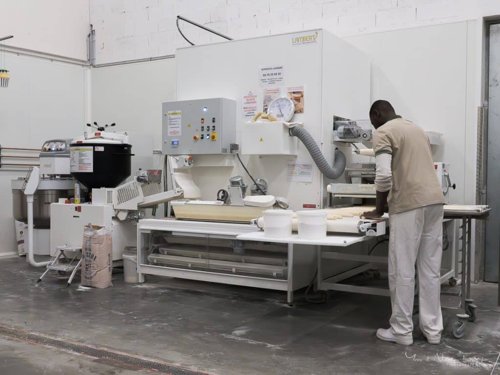 Laboratoire de production boulangère près d'Annecy, ligne de façonnage en lumière ambiante avant mise en lumière