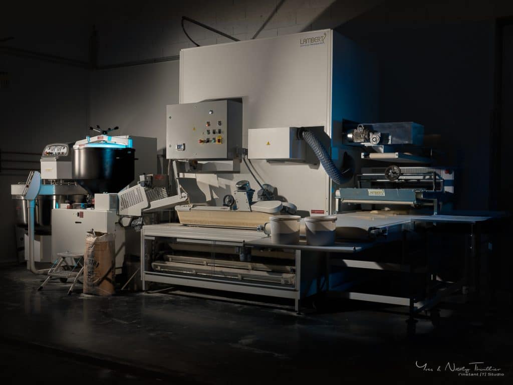 Reportage photo d'entreprise à Annecy, ligne de façonnage du laboratoire boulanger mise en lumière par le photographe
